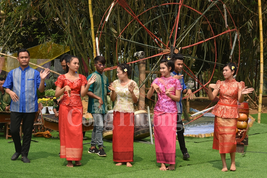 ban hoa am da sac tai ngoi nha chung