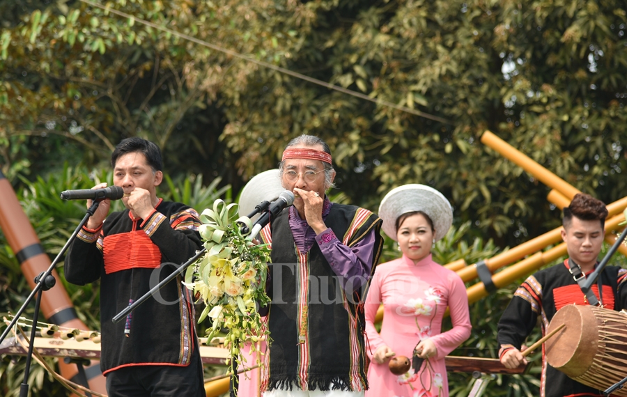 ban hoa am da sac tai ngoi nha chung