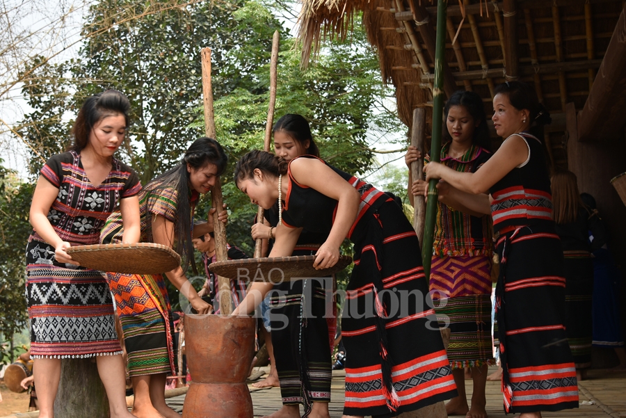 ban hoa am da sac tai ngoi nha chung