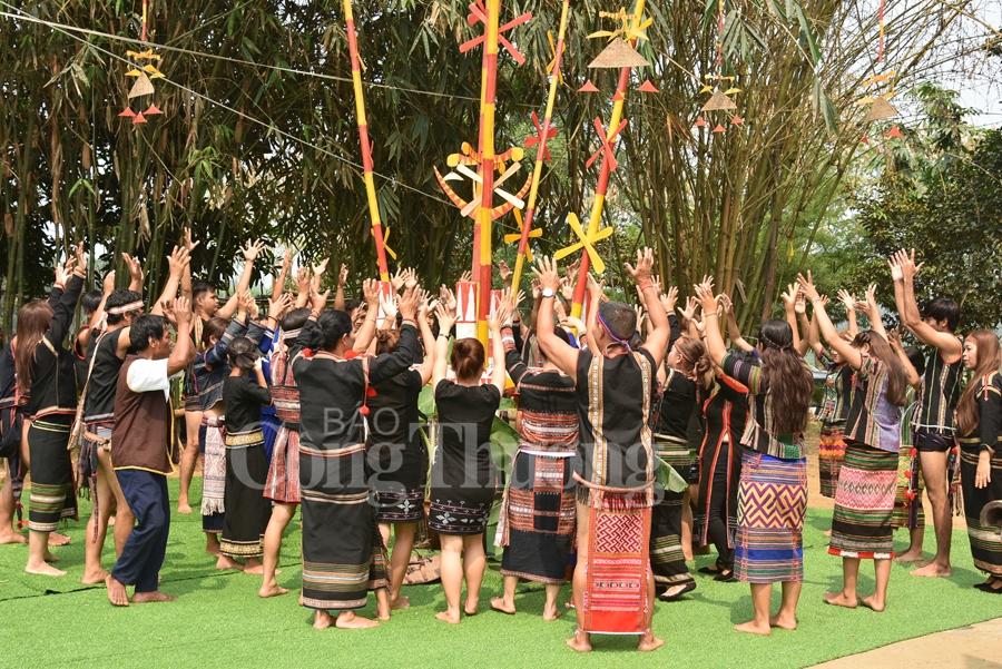 ban hoa am da sac tai ngoi nha chung