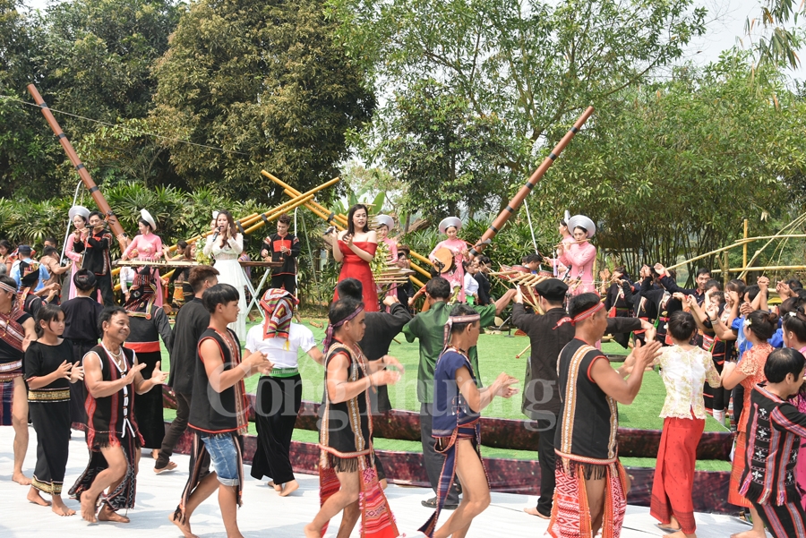 ban hoa am da sac tai ngoi nha chung