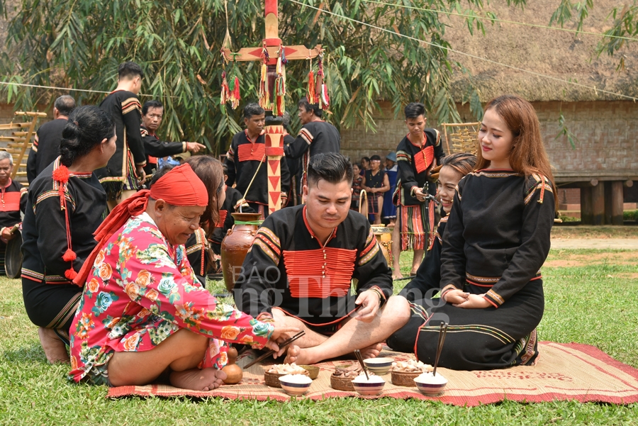 ban hoa am da sac tai ngoi nha chung