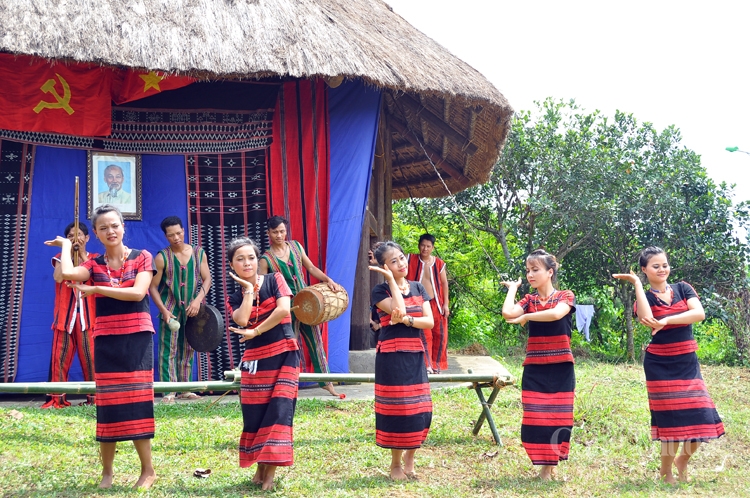 thang nam nho bac tai lang van hoa