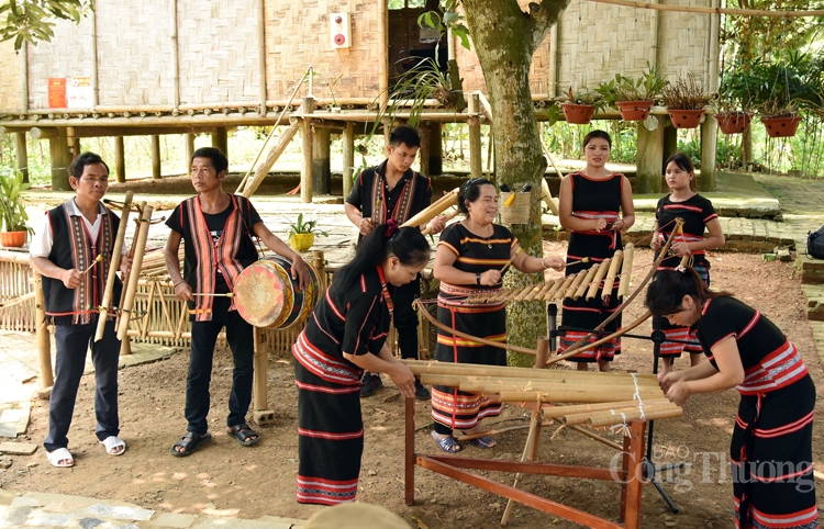 thang nam nho bac tai lang van hoa