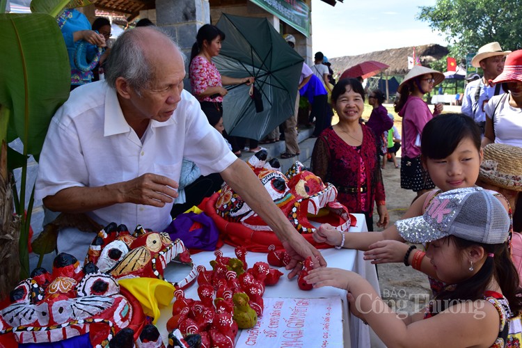 Tuổi thơ với ngày hè tại Làng Văn hóa