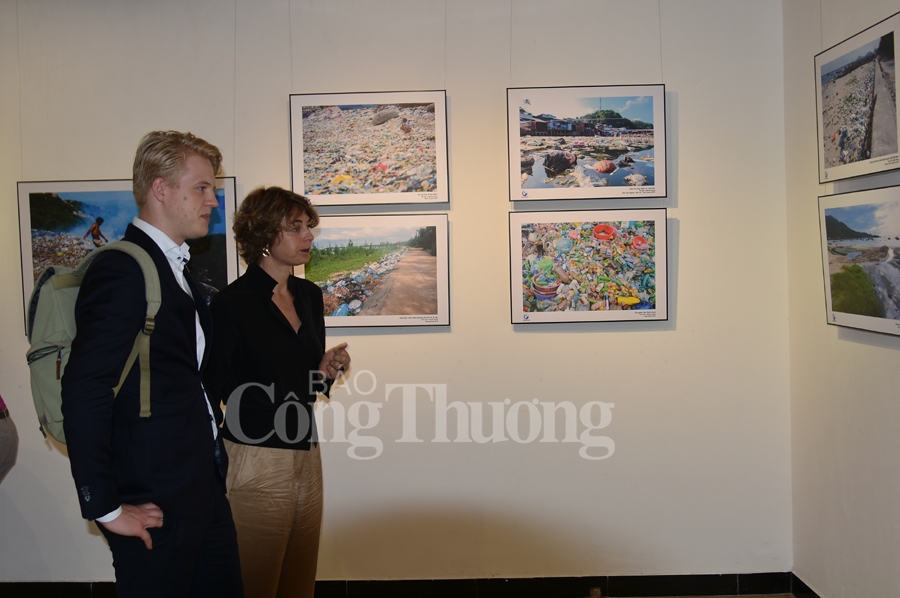 trien lam anh rac thai nhua hay cuu bien