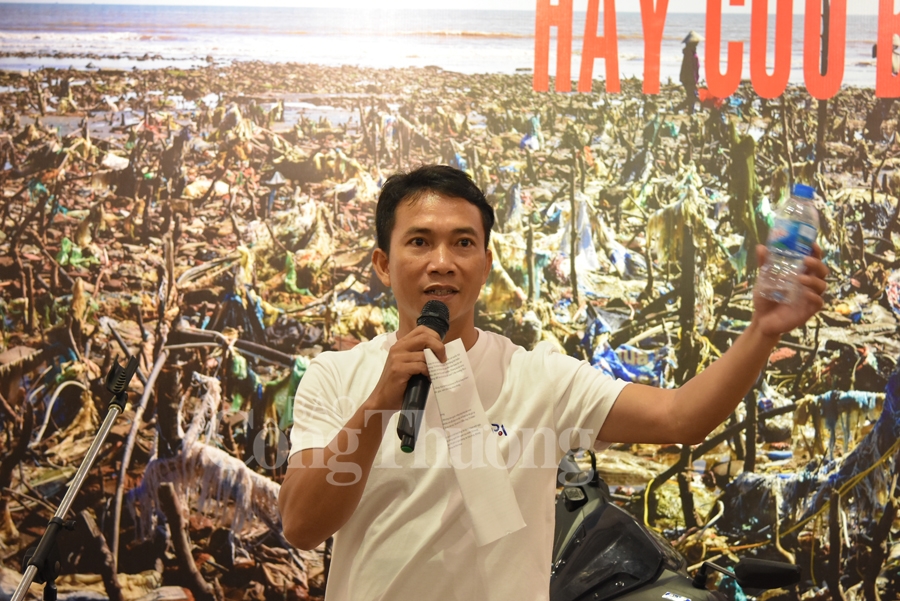 trien lam anh rac thai nhua hay cuu bien