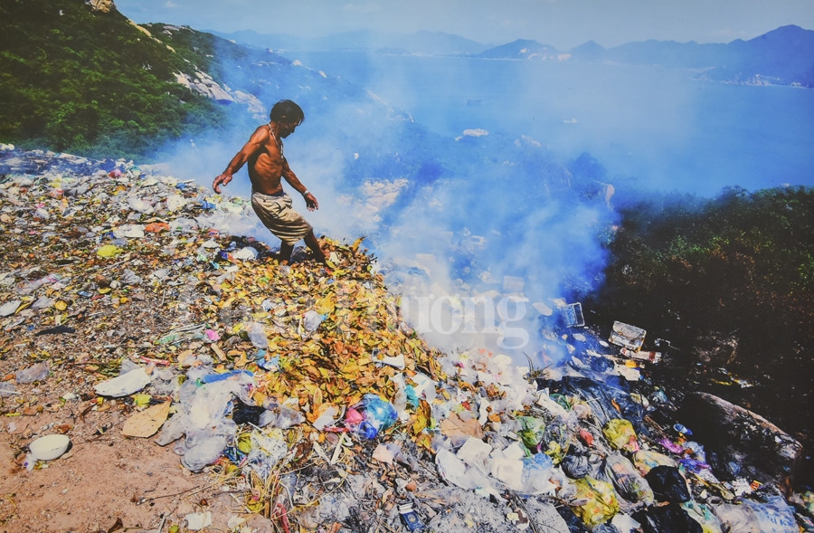 trien lam anh rac thai nhua hay cuu bien