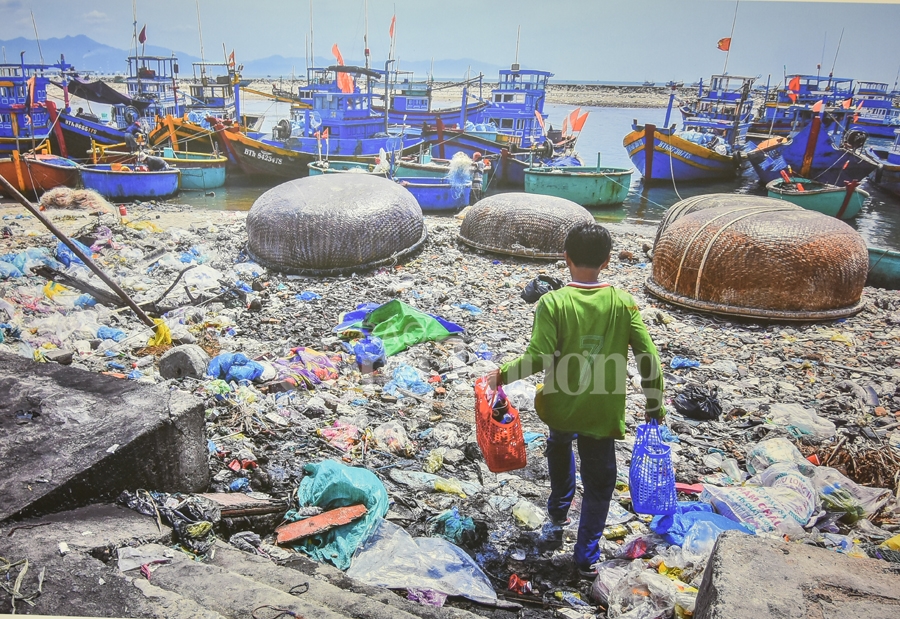 trien lam anh rac thai nhua hay cuu bien