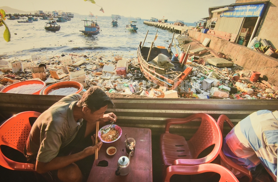 trien lam anh rac thai nhua hay cuu bien