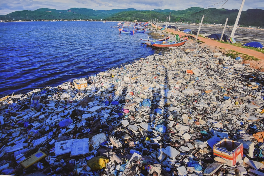 trien lam anh rac thai nhua hay cuu bien