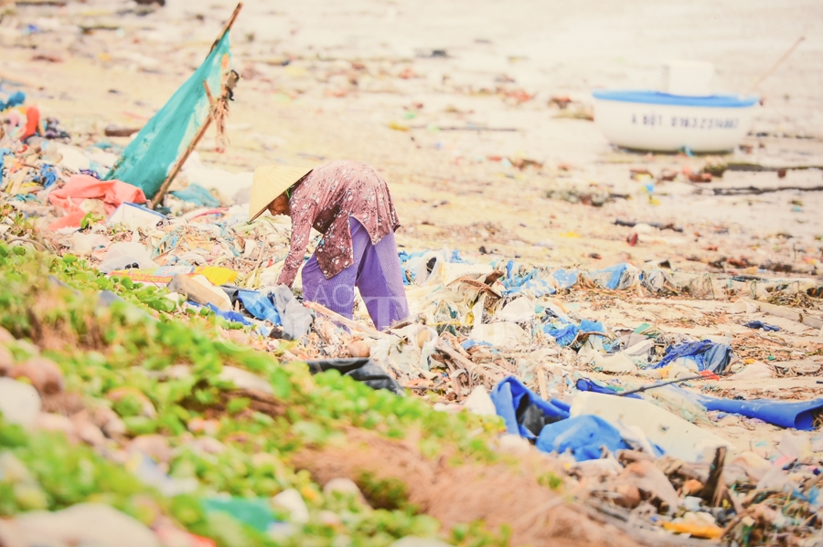 trien lam anh rac thai nhua hay cuu bien