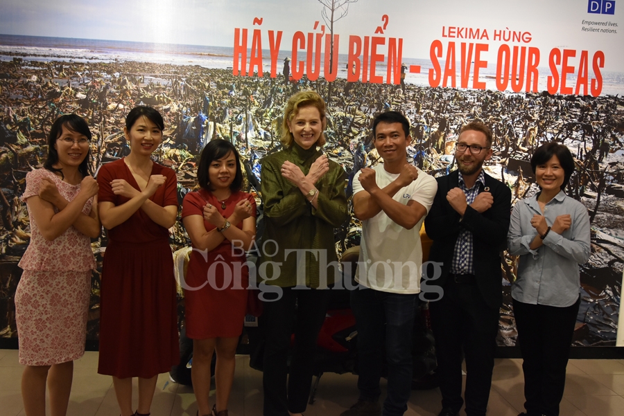 trien lam anh rac thai nhua hay cuu bien