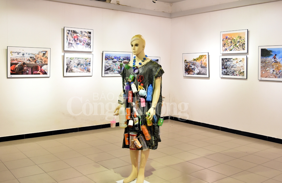 trien lam anh rac thai nhua hay cuu bien