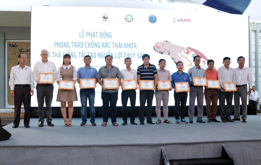 Phú Quốc ra quân quyết dẹp sạch rác thải nhựa phu quoc ra quan quyet dep sach rac thai nhua