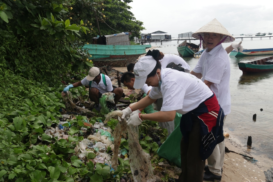 Phú Quốc ra quân quyết dẹp sạch rác thải nhựa phu quoc ra quan quyet dep sach rac thai nhua