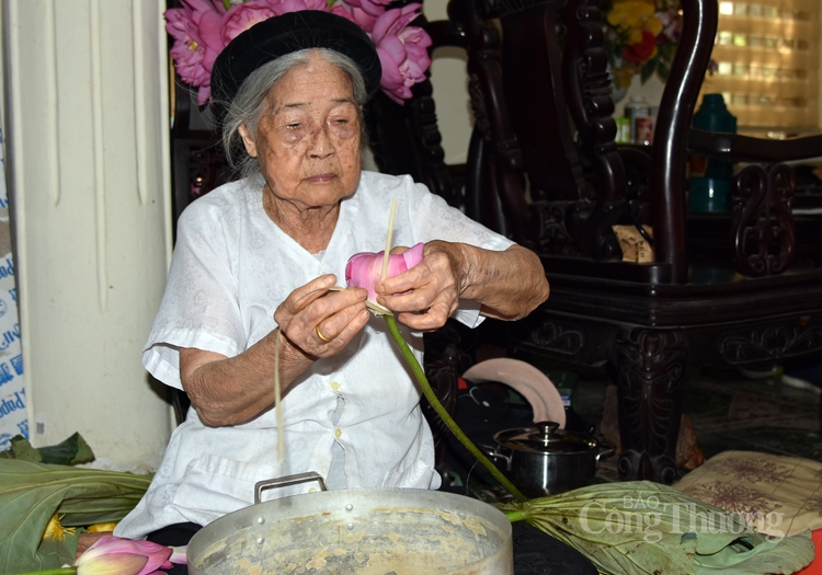 tra sen ho tay uop xoi len ngoi