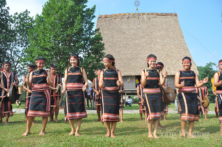 di du lich viet nam voi ngay hoi gia dinh tai ngoi nha chung