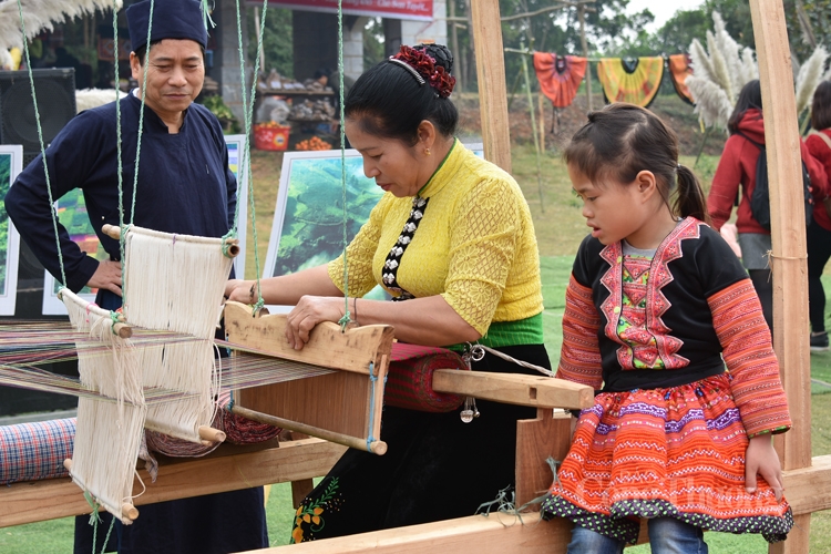 di du lich viet nam voi ngay hoi gia dinh tai ngoi nha chung