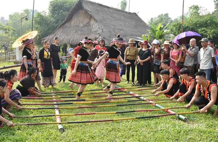 di du lich viet nam voi ngay hoi gia dinh tai ngoi nha chung