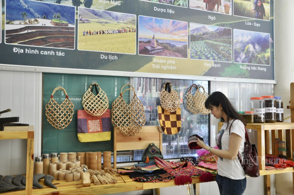 1. Gian hàng giới thiệu các sản phẩm đặc trưng của tỉnh Hà Giang ở huyện Hoàng Su Phì 1. Gian hàng giới thiệu các sản phẩm đặc trưng của tỉnh Hà Giang ở huyện Hoàng Su Phì