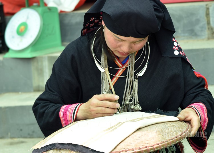 Nét khác biệt trong trang phục phụ nữ Dao Tiền Nét khác biệt trong trang phục phụ nữ Dao Tiền