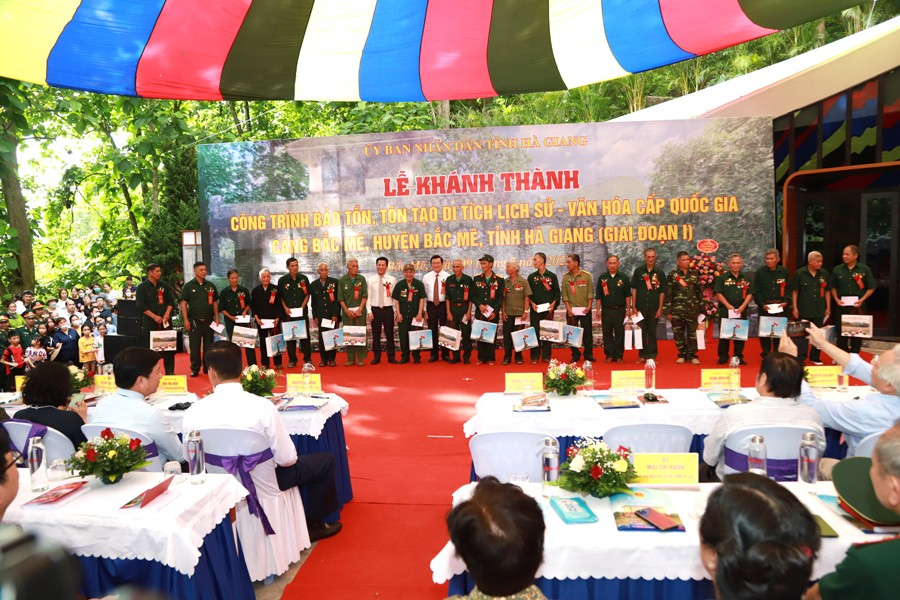 Nguyên Chủ tịch nước Trương Tấn Sang và lãnh đạo tỉnh Hà Giang tặng 20 suất quà cho các thương bệnh binh tiêu biểu huyện Bắc Mê Nguyên Chủ tịch nước Trương Tấn Sang và lãnh đạo tỉnh Hà Giang tặng 20 suất quà cho các thương bệnh binh tiêu biểu huyện Bắc Mê