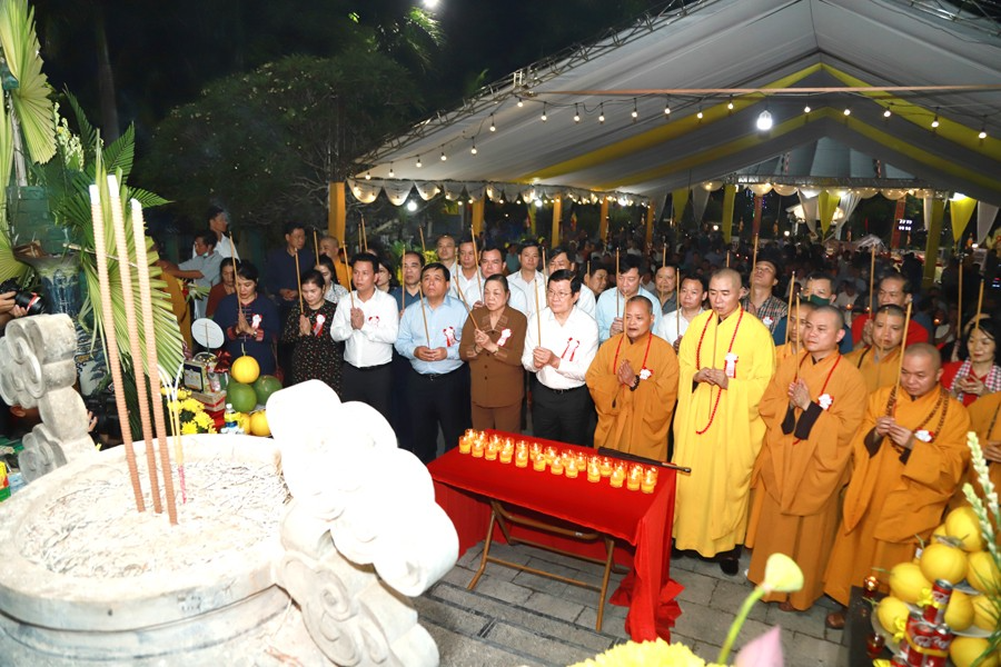 Dâng hương tưởng nhớ các Anh hùng liệt sĩ tại Nghĩa trang liệt sĩ quốc gia Vị Xuyên Dâng hương tưởng nhớ các Anh hùng liệt sĩ tại Nghĩa trang liệt sĩ quốc gia Vị Xuyên