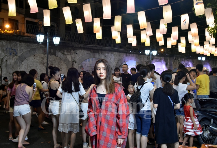 trung thu lung linh sac mau tren pho bich hoa phung hung