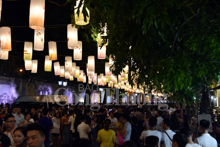 trung thu lung linh sac mau tren pho bich hoa phung hung