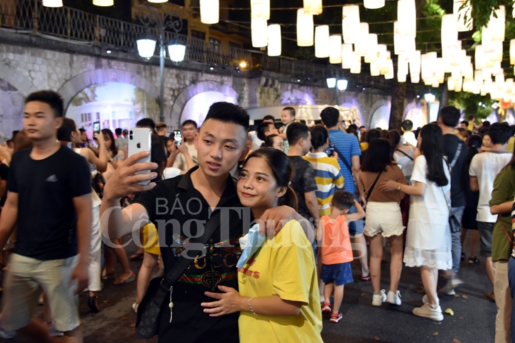 trung thu lung linh sac mau tren pho bich hoa phung hung