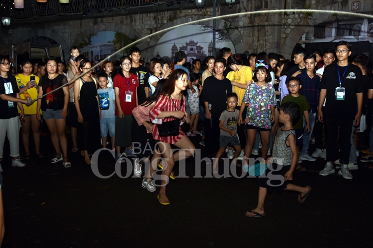 trung thu lung linh sac mau tren pho bich hoa phung hung