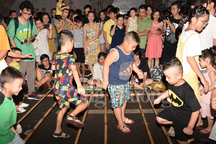 trung thu lung linh sac mau tren pho bich hoa phung hung