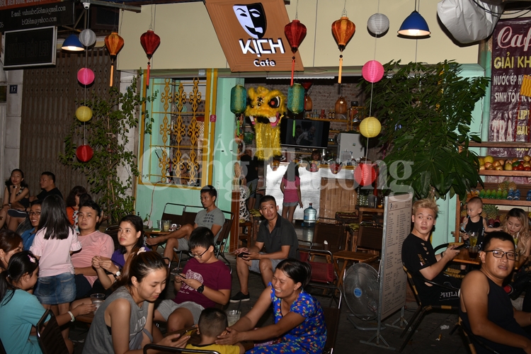 trung thu lung linh sac mau tren pho bich hoa phung hung