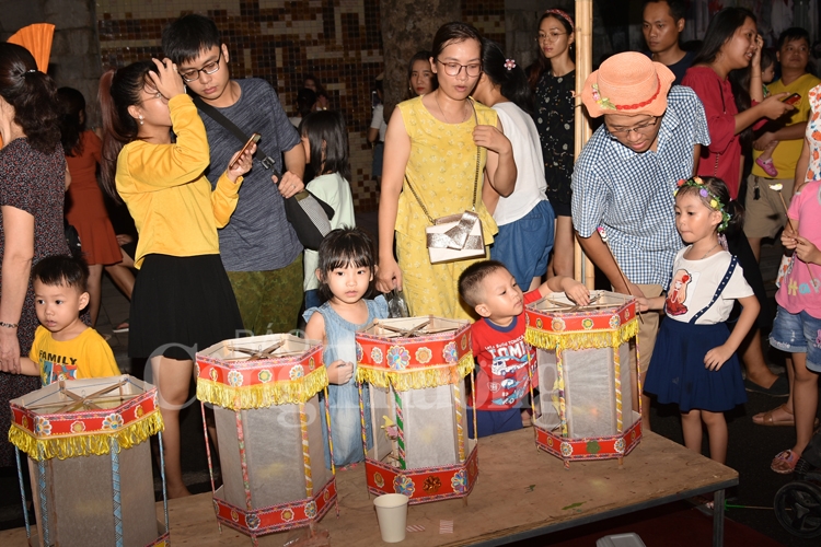 trung thu lung linh sac mau tren pho bich hoa phung hung