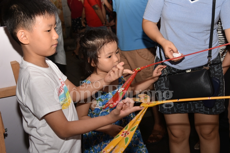 trung thu lung linh sac mau tren pho bich hoa phung hung
