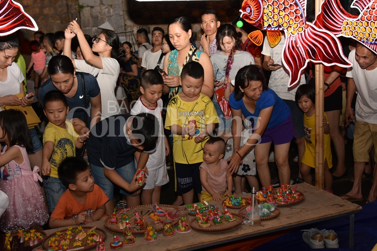 trung thu lung linh sac mau tren pho bich hoa phung hung