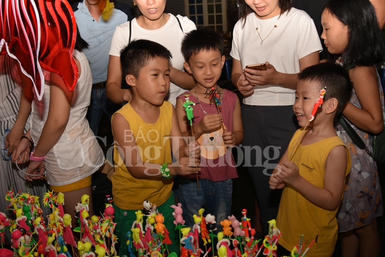 trung thu lung linh sac mau tren pho bich hoa phung hung