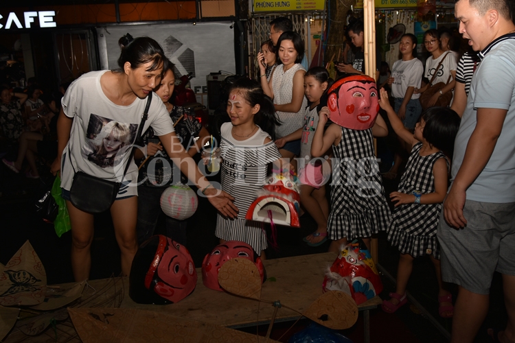 trung thu lung linh sac mau tren pho bich hoa phung hung