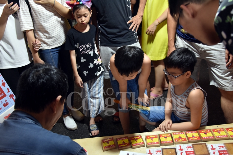 trung thu lung linh sac mau tren pho bich hoa phung hung