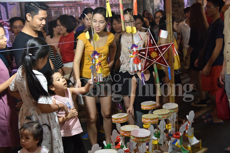 trung thu lung linh sac mau tren pho bich hoa phung hung