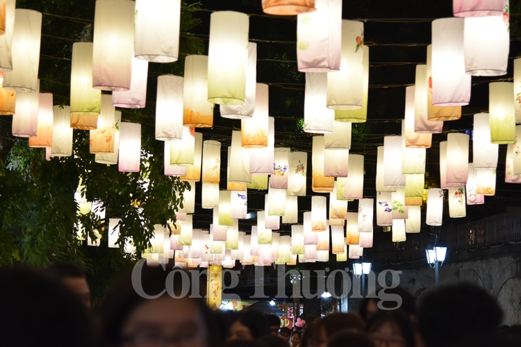 trung thu lung linh sac mau tren pho bich hoa phung hung