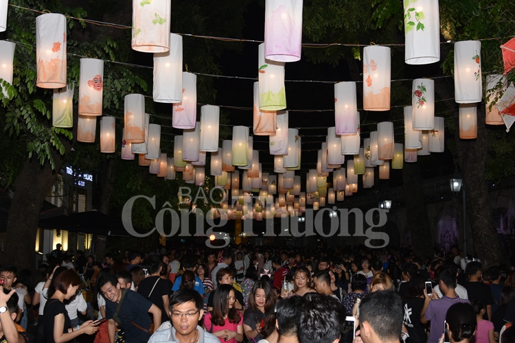 trung thu lung linh sac mau tren pho bich hoa phung hung