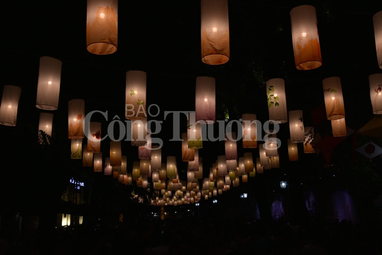 trung thu lung linh sac mau tren pho bich hoa phung hung