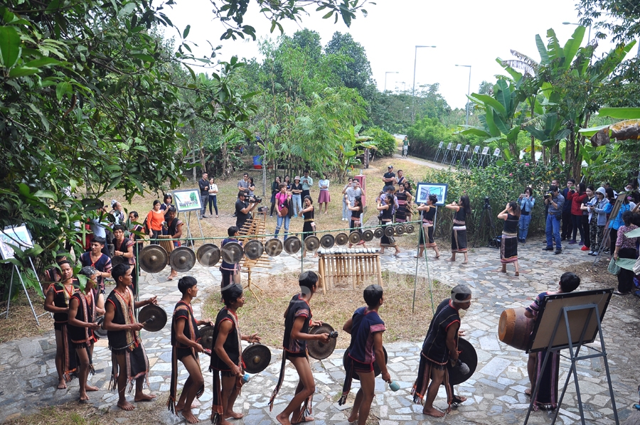 nam 2018 du khach den lang van hoa du lich cac dan toc viet nam tang ky luc