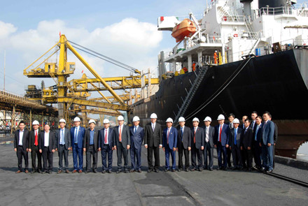 Quảng Ninh: TKV xuất bán tấn than đầu tiên sáng mùng 1 Tết Đinh Dậu ảnh 2