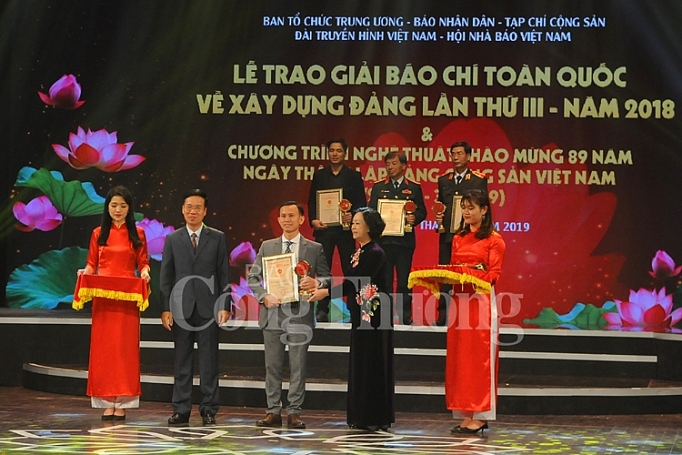 trao giai bua liem vang lan thu iii bao cong thuong nhan bang khen cho don vi xuat sac tieu bieu