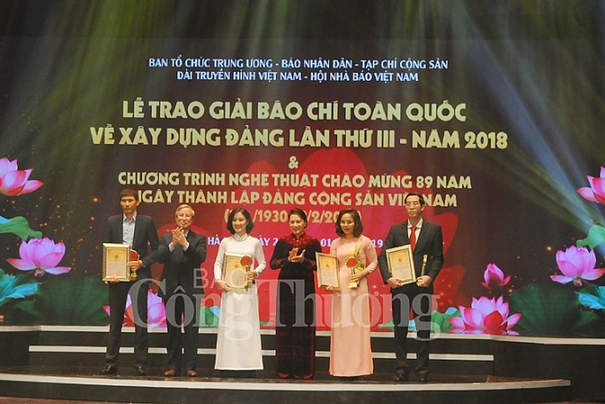 trao giai bua liem vang lan thu iii bao cong thuong nhan bang khen cho don vi xuat sac tieu bieu