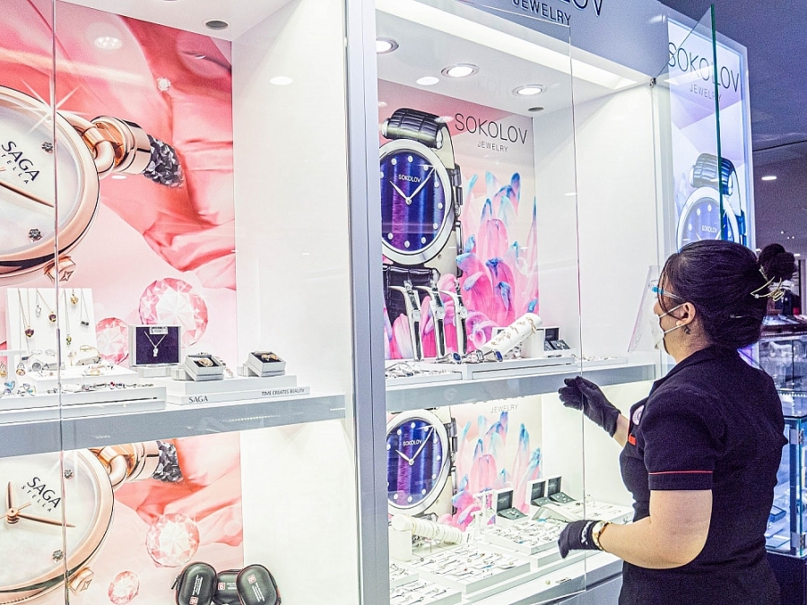Để trở thành đại lý ủy quyền các sản phẩm đồng hồ bằng bạc nguyên khối của Sokolov, những chuỗi bán lẻ lớn như Đồng Hồ Hải Triều phải đáp ứng nhiều tiêu chuẩn khắt khe