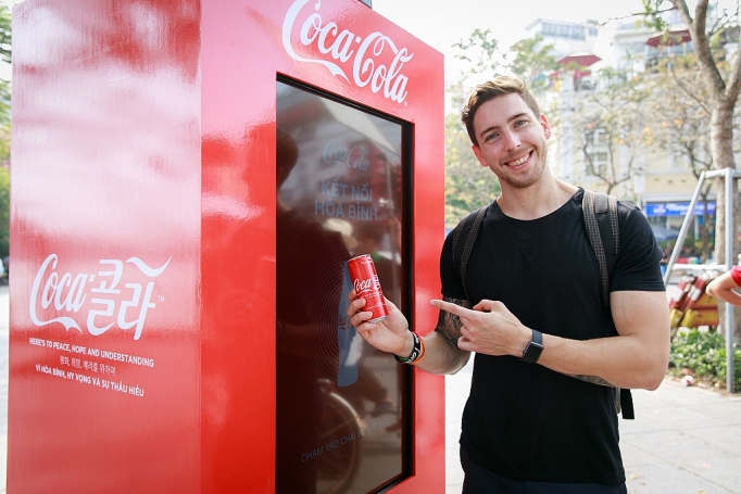 Coca-Cola tung phiên bản lon đặc biệt với logo song ngữ cùng thông điệp kết nối hòa bình coca cola tung phien ban lon dac biet voi logo song ngu cung thong diep ket noi hoa binh